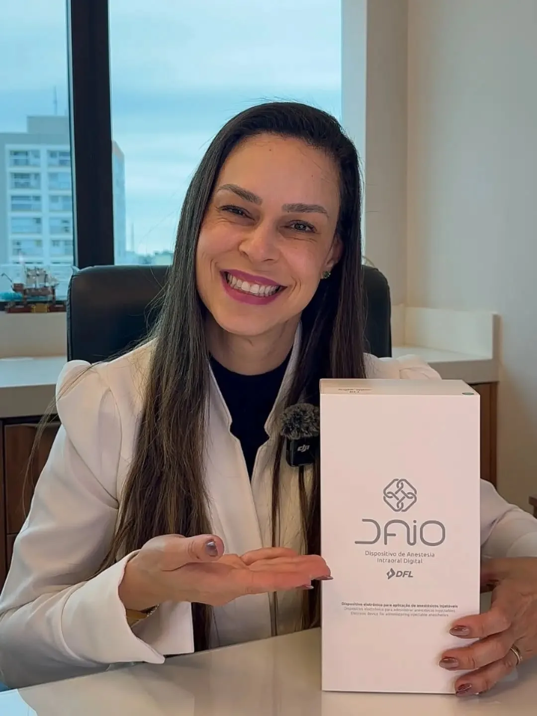 Dra. Mirian apresentando o aparelho de anestesia digital DAIO